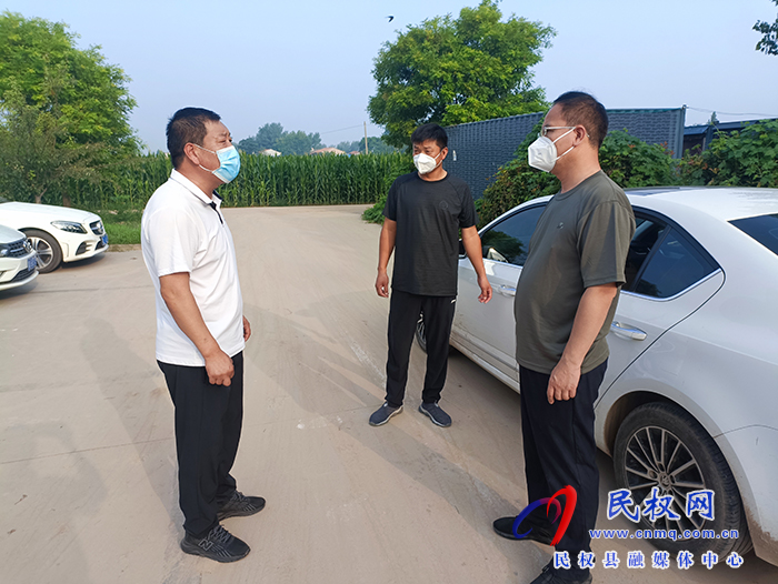 縣委常委、常務(wù)副縣長王景義查看核酸檢測和社會面管控工作