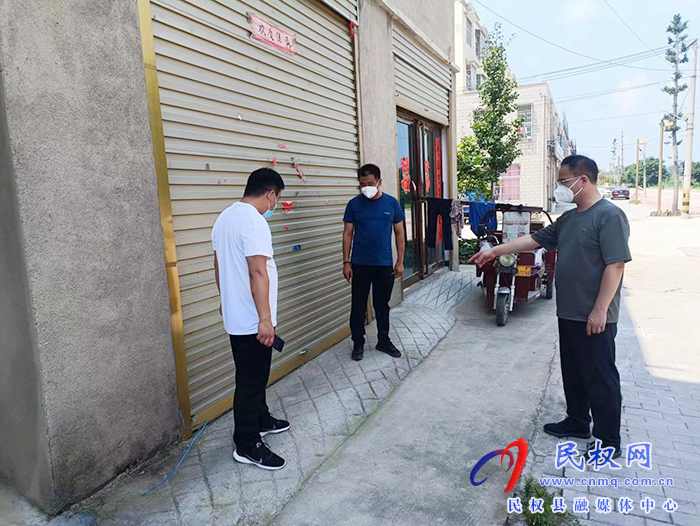 縣委常委、常務(wù)副縣長(zhǎng)王景義在北關(guān)鎮(zhèn)查看疫情防控工作