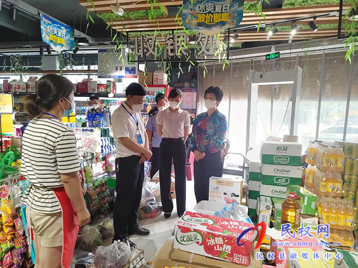 縣領導周燕、于茜查看城區(qū)保供工作