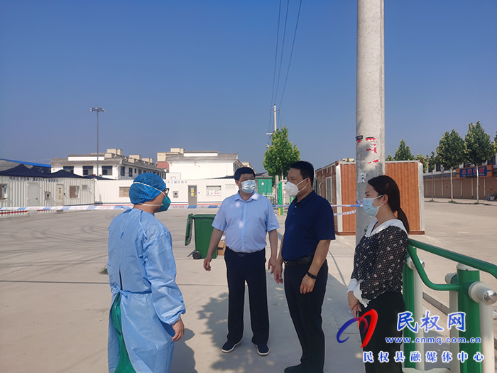 縣委常委、組織部長王義彬到程莊鎮(zhèn)移動方艙查看核酸樣本檢測情況