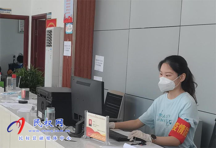 人和鎮(zhèn)教師志愿者堅守社區(qū)（村委）抗疫一線  立德樹人從自身做起本輪疫情以來，經(jīng)過廣大醫(yī)護人員、社區(qū)工作者和