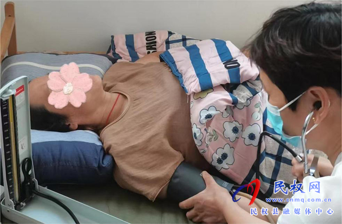 人和鎮(zhèn)教師志愿者堅守社區(qū)（村委）抗疫一線  立德樹人從自身做起本輪疫情以來，經(jīng)過廣大醫(yī)護人員、社區(qū)工作者和