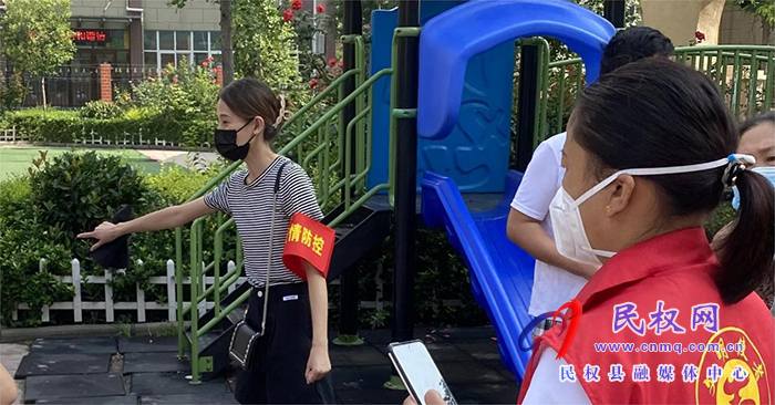 人和鎮(zhèn)教師志愿者堅守社區(qū)（村委）抗疫一線  立德樹人從自身做起本輪疫情以來，經(jīng)過廣大醫(yī)護人員、社區(qū)工作者和