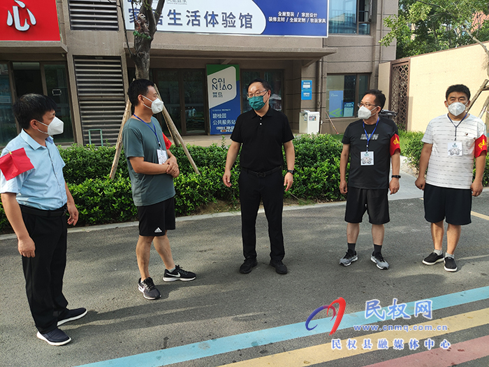 縣領(lǐng)導(dǎo)栗團(tuán)結(jié)暗訪社會管控和物資保供工作