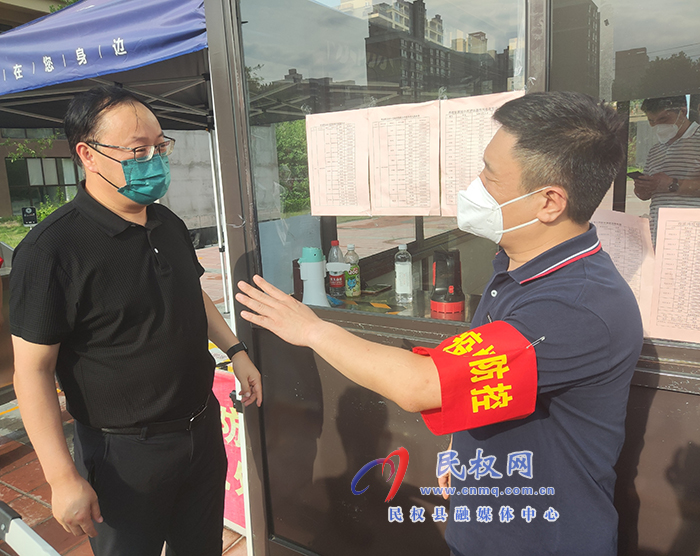 縣領(lǐng)導(dǎo)栗團(tuán)結(jié)暗訪社會管控和物資保供工作