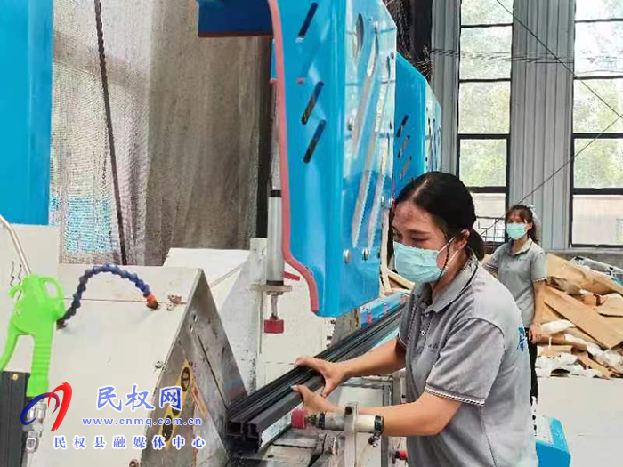 綠洲街道辦事處 干部下沉 “一企一策”推進企業(yè)復工復產(chǎn)