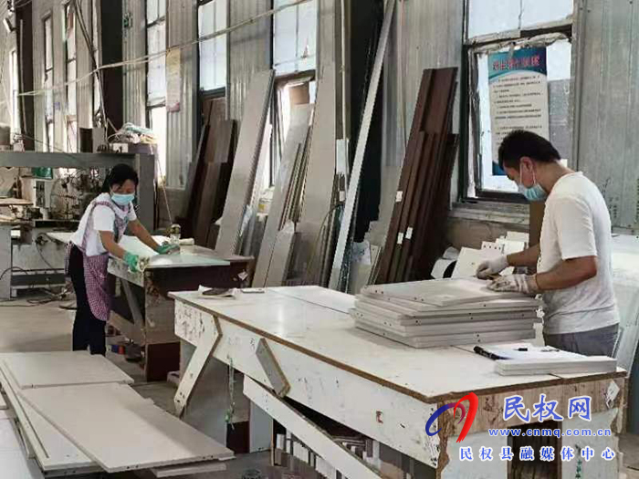 綠洲街道辦事處 干部下沉 “一企一策”推進企業(yè)復工復產(chǎn)