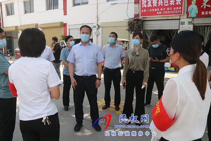 縣委常委、常務(wù)副縣長(zhǎng)王景義查看全國(guó)文明城市創(chuàng)建工作