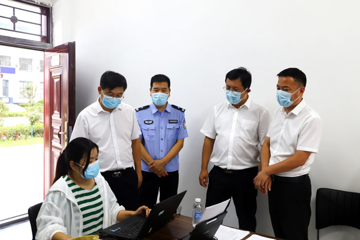縣委書記張團(tuán)結(jié)調(diào)研信訪維穩(wěn)工作