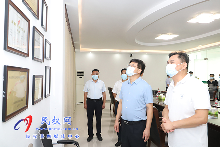 縣委書記張團(tuán)結(jié)開展“萬人助萬企”活動(dòng)