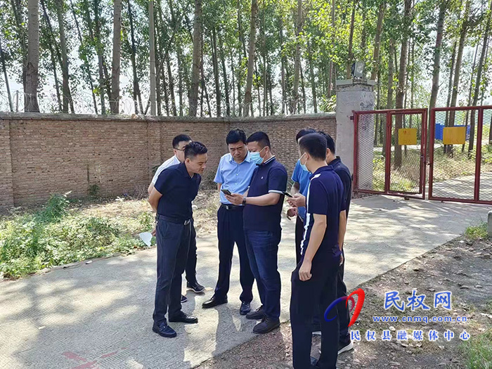 縣人大常委會副主任薛坤查看項(xiàng)目選址
