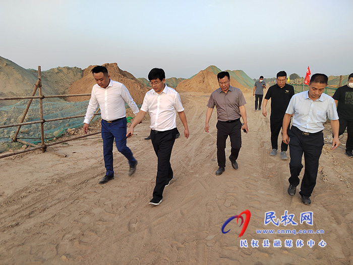 縣委書記張團(tuán)結(jié)到金藝科技產(chǎn)業(yè)園查看項(xiàng)目進(jìn)展情況