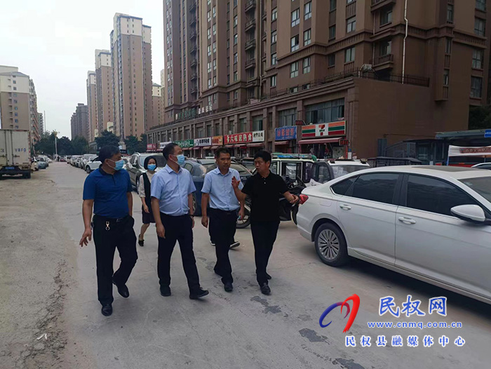 縣委常委、常務副縣長王景義查看城區(qū)道路項目建設情況