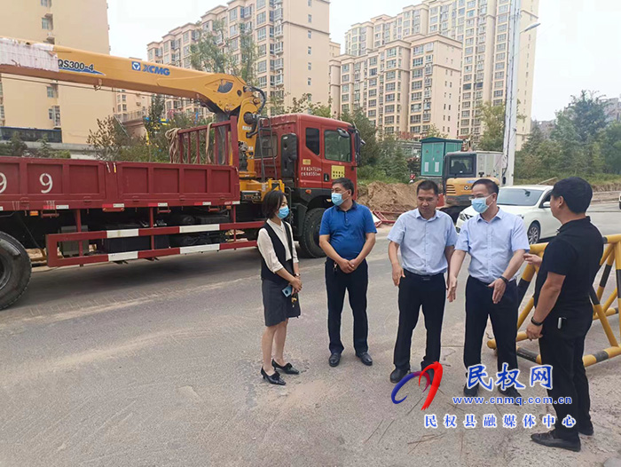 縣委常委、常務副縣長王景義查看城區(qū)道路項目建設情況