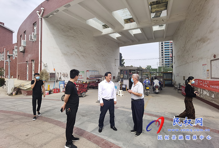 縣領導李君督導全國文明城市創(chuàng)建和常態(tài)化疫情防控工作