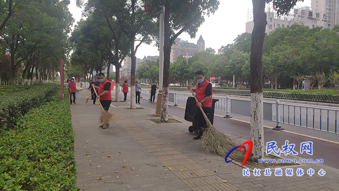 縣委常委、組織部長(zhǎng)王義彬開展義務(wù)勞動(dòng)