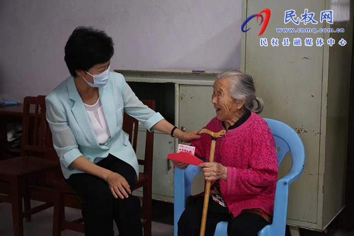 縣人大常委會主任周燕走訪慰問百歲老人