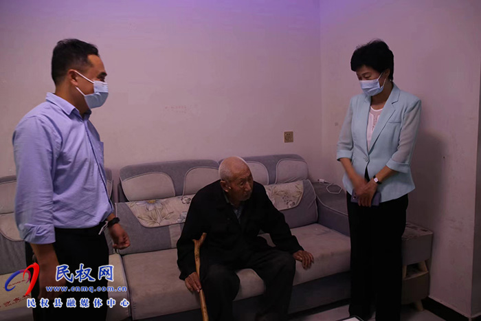 縣人大常委會主任周燕走訪慰問百歲老人