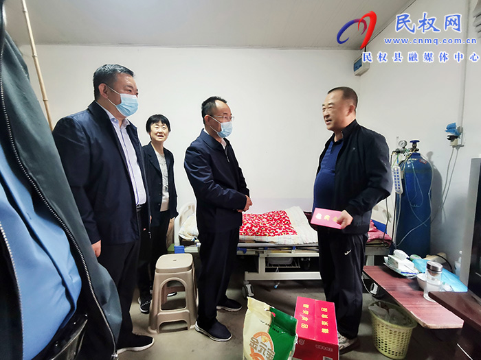 縣政協(xié)主席周明河九九重陽節(jié)慰問百歲老人