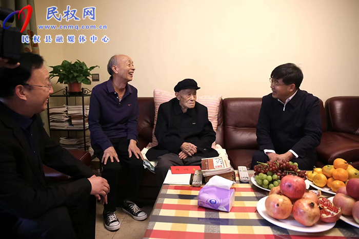縣委書記張團結(jié)慰問敬老院和百歲老人