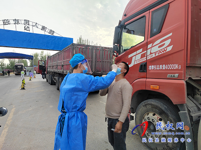 北關(guān)鎮(zhèn)：醫(yī)護(hù)人員主動(dòng)上前，為過往司機(jī)提供便利
