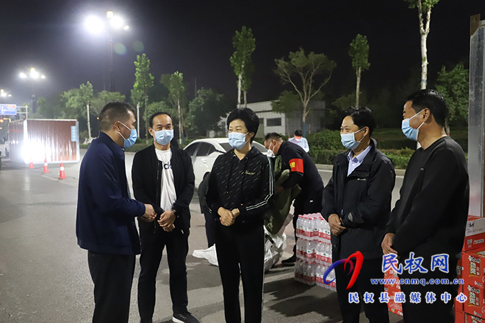 縣人大常委會(huì)主任周燕督導(dǎo)疫情防控工作并慰問一線工作人員