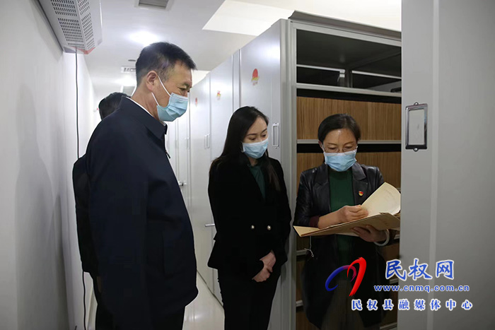 縣委副書記、縣長王靜嫻調(diào)研人社工作