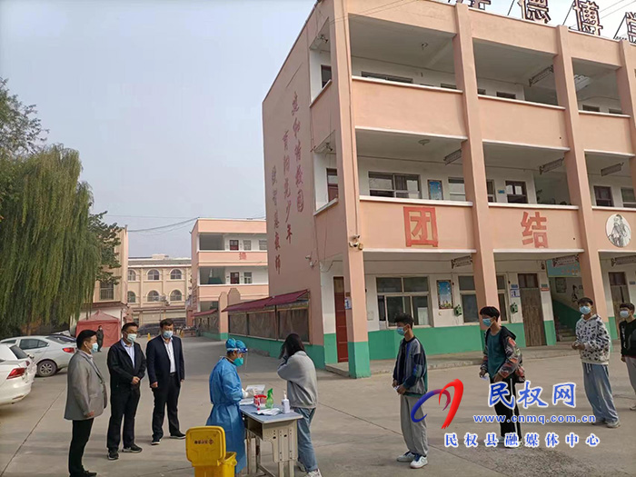 縣委常委、宣傳部長、副縣長畢道喜到王橋鎮(zhèn)督導(dǎo)核酸檢測和返鄉(xiāng)人員排查管控情況