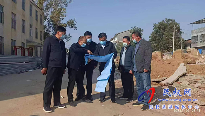 縣委常委、宣傳部長、副縣長畢道喜督導(dǎo)學(xué)校改擴(kuò)建項(xiàng)目情況