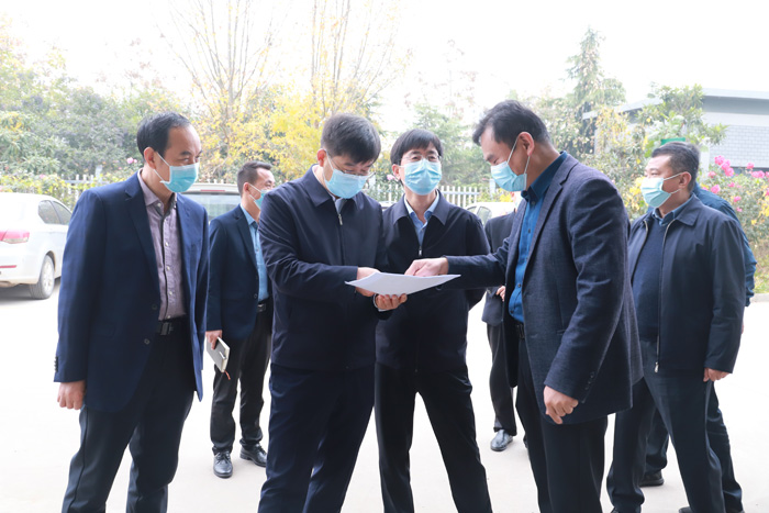 縣委書記張團(tuán)結(jié)深入部分企業(yè)開展“企業(yè)服務(wù)日”活動