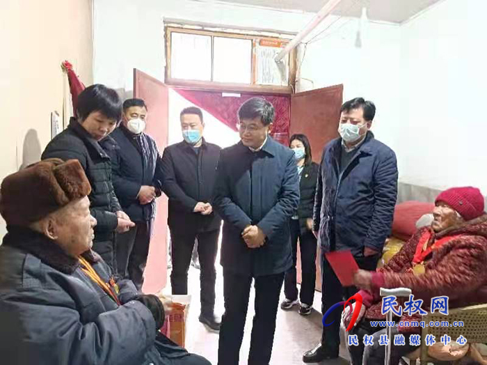 市人大常委會副主任、縣委書記張團(tuán)結(jié)看望慰問困難老黨員
