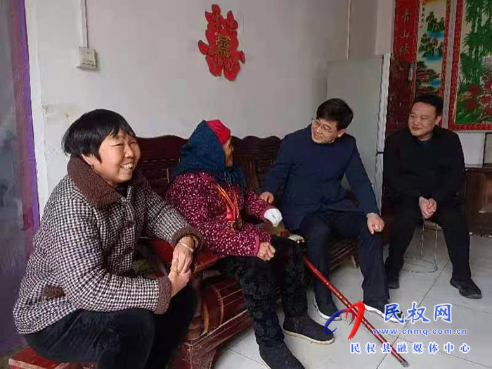 市人大常委會副主任、縣委書記張團(tuán)結(jié)看望慰問困難老黨員
