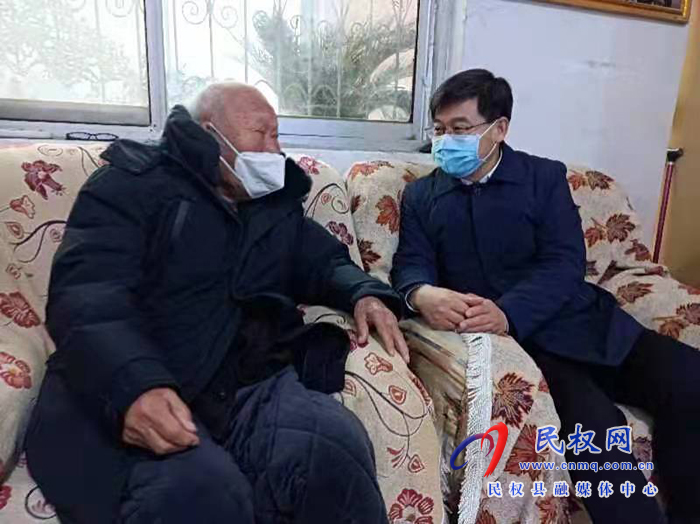 市人大常委會副主任、縣委書記張團(tuán)結(jié)看望慰問抗戰(zhàn)老兵
