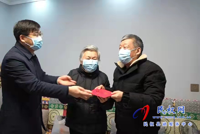 市人大常委會(huì)副主任、縣委書記張團(tuán)結(jié)看望慰問“三屬人員”