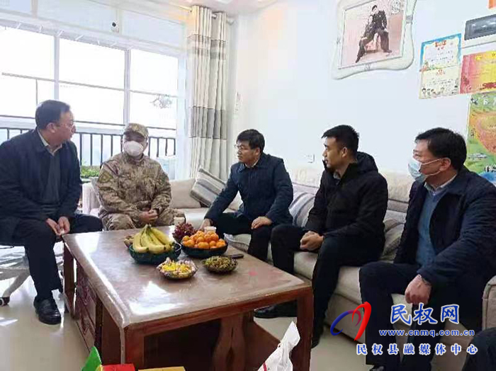 市人大常委會副主任、縣委書記張團結看望慰問立功受獎現(xiàn)役軍人