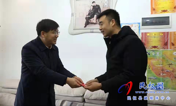 市人大常委會副主任、縣委書記張團結看望慰問立功受獎現(xiàn)役軍人