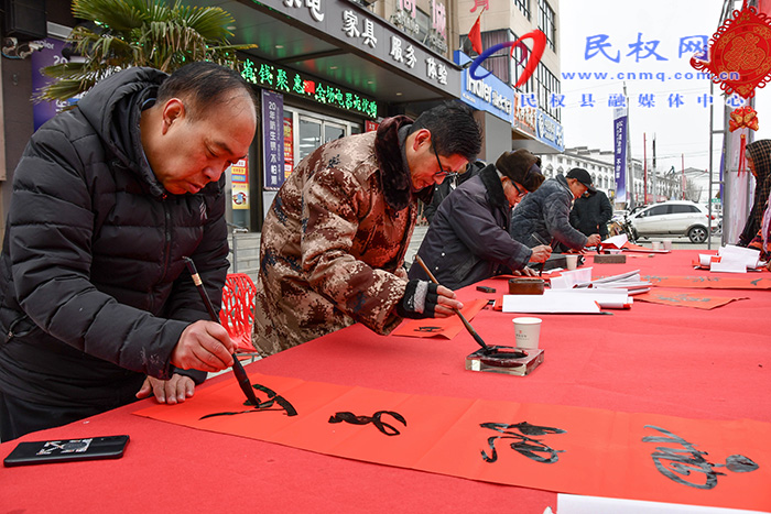 民權(quán)縣人和鎮(zhèn)開(kāi)展“踐行二十大·奮進(jìn)新征程” 2023年義寫(xiě)春聯(lián)活動(dòng) 民權(quán)縣人和鎮(zhèn)開(kāi)展“踐行二十大·奮進(jìn)新征程” 2023年義寫(xiě)春聯(lián)活動(dòng)