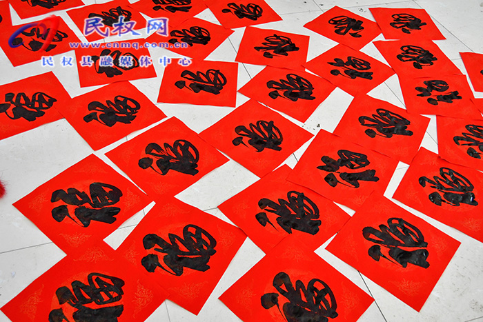 民權(quán)縣人和鎮(zhèn)開(kāi)展“踐行二十大·奮進(jìn)新征程” 2023年義寫(xiě)春聯(lián)活動(dòng) 民權(quán)縣人和鎮(zhèn)開(kāi)展“踐行二十大·奮進(jìn)新征程” 2023年義寫(xiě)春聯(lián)活動(dòng)