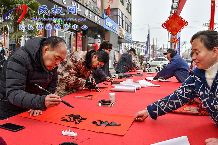 民權(quán)縣人和鎮(zhèn)開(kāi)展“踐行二十大·奮進(jìn)新征程” 2023年義寫(xiě)春聯(lián)活動(dòng) 民權(quán)縣人和鎮(zhèn)開(kāi)展“踐行二十大·奮進(jìn)新征程” 2023年義寫(xiě)春聯(lián)活動(dòng)