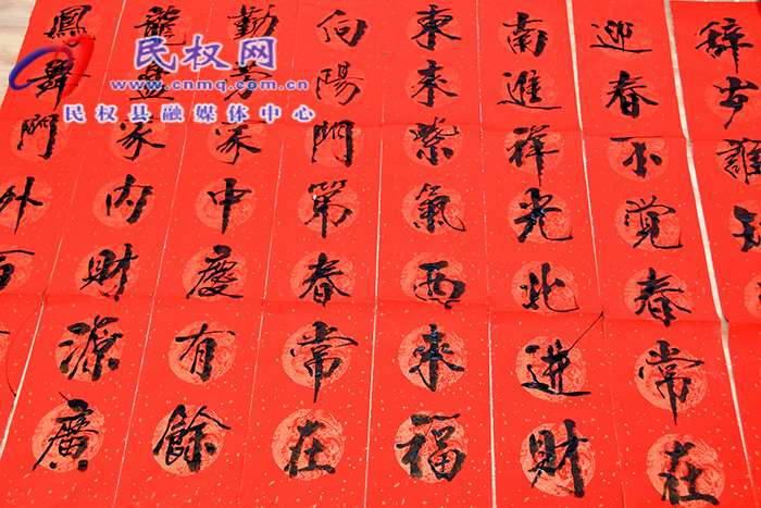 民權(quán)縣人和鎮(zhèn)開(kāi)展“踐行二十大·奮進(jìn)新征程” 2023年義寫(xiě)春聯(lián)活動(dòng) 民權(quán)縣人和鎮(zhèn)開(kāi)展“踐行二十大·奮進(jìn)新征程” 2023年義寫(xiě)春聯(lián)活動(dòng)