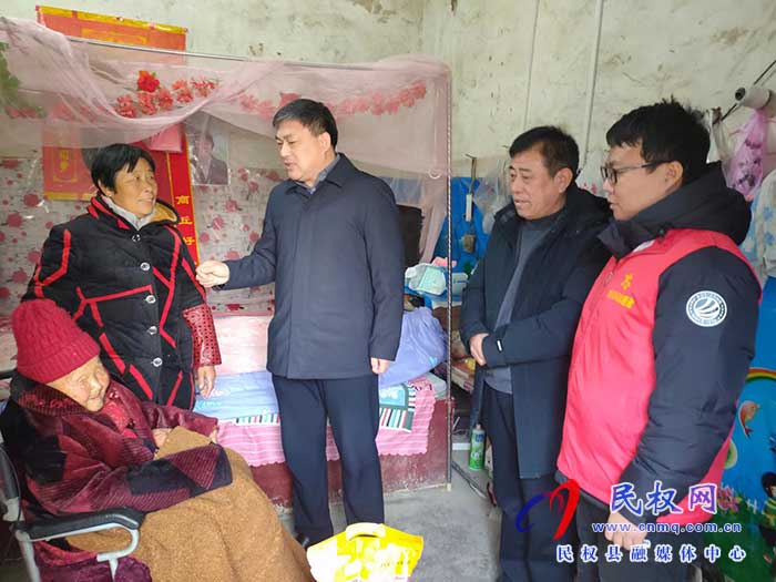 民權(quán)縣水務(wù)公司開(kāi)展慰問(wèn)道德模范和身邊好人活動(dòng)