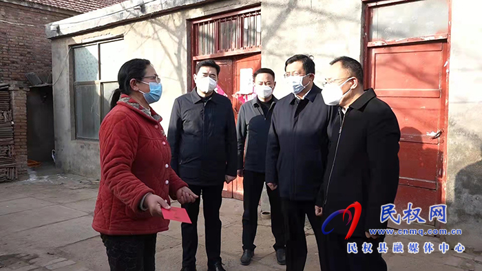 縣政協(xié)主席周明河慰問企業(yè)軍轉(zhuǎn)干部、城市居民困難戶、特困下崗職工
