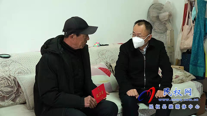 縣政協(xié)主席周明河慰問企業(yè)軍轉(zhuǎn)干部、城市居民困難戶、特困下崗職工