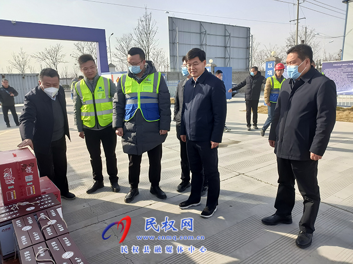 市人大常委會(huì)副主任、縣委書(shū)記張團(tuán)結(jié)到企業(yè)開(kāi)展春節(jié)走訪慰問(wèn)