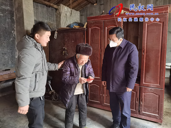 縣委常委、統(tǒng)戰(zhàn)部長、南華街道辦事處黨工委書記李君走訪慰問退休老干部、老黨員和困難群眾