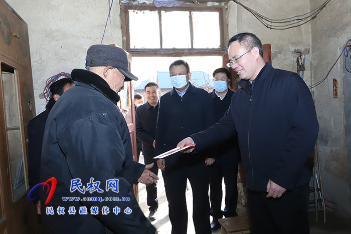 縣委常委、常務(wù)副縣長(zhǎng)王景義看望慰問困難老黨員