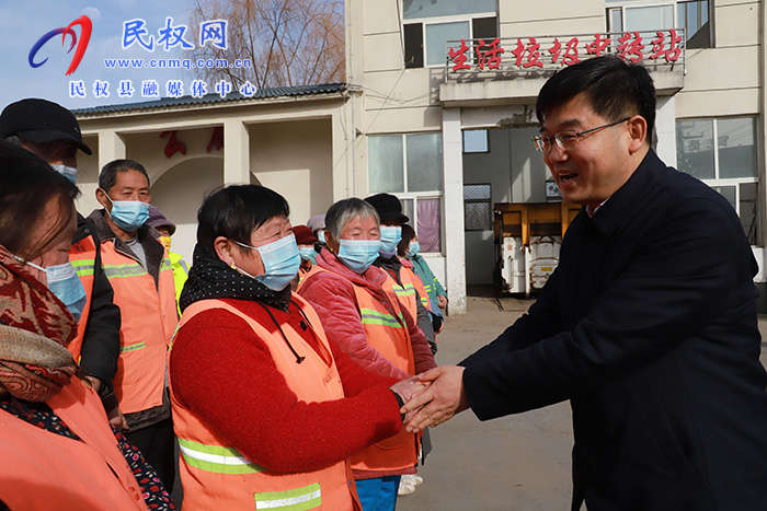 市人大常委會副主任、縣委書記張團結(jié)走訪慰問春節(jié)一線值班人員