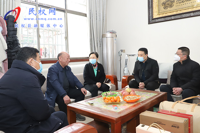 縣委副書記、縣長(zhǎng)王靜嫻看望慰問(wèn)實(shí)職縣級(jí)退休干部