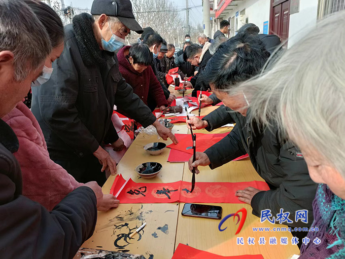 野崗鎮(zhèn)組織全鎮(zhèn)書法愛好者集中開展“踐行二十大、奮進新征程”——2023義寫春聯(lián)活動