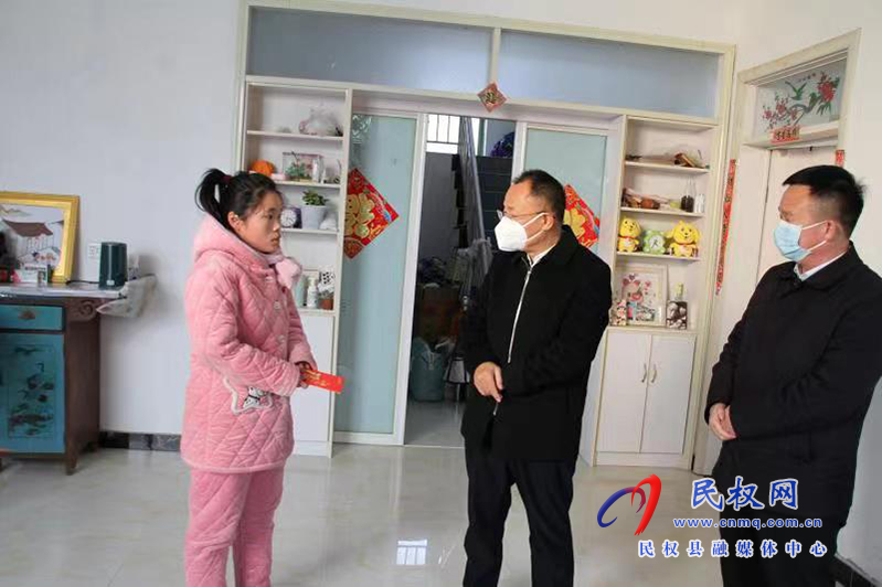 縣政協(xié)主席周明河慰問(wèn)“春蕾女童”